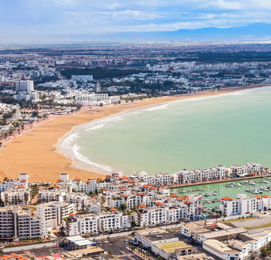 Baie d'Agadir avec sa longue plage de sable et vue sur la ville depuis la Kasbah Agadir Oufella