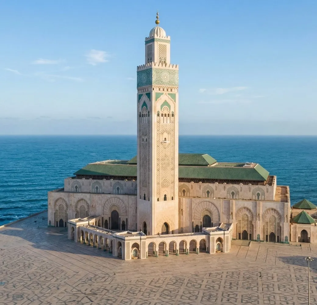 Mosquée Hassan II à Casablanca en bord d'océan Atlantique au coucher du soleil