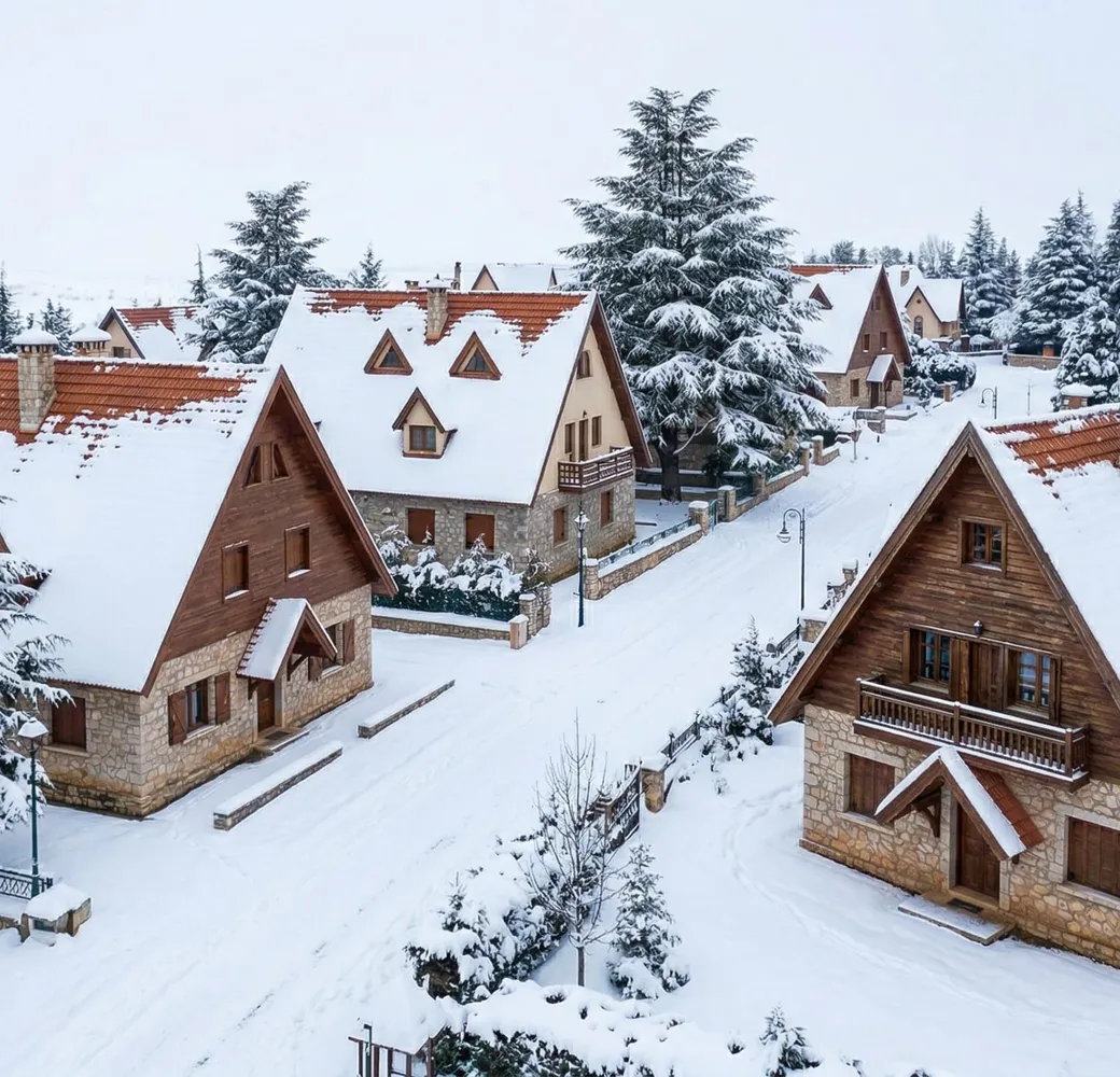 Chalets aux toits pentus d'Ifrane couverts de neige au cœur du Moyen Atlas